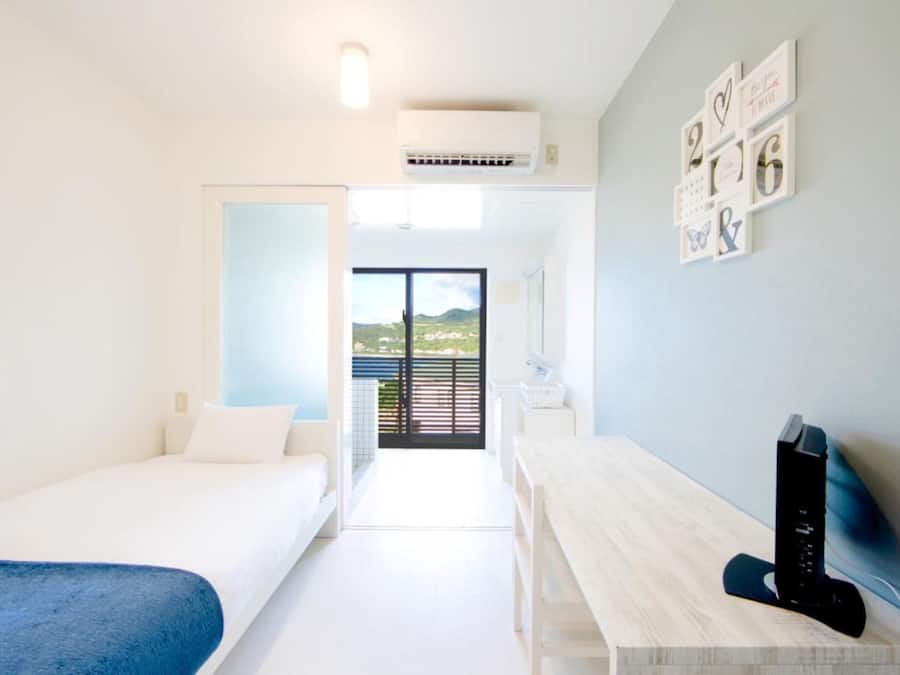 Escritorio, sistema de insonorización, wifi gratis y ropa de cama