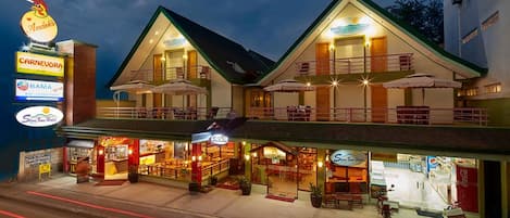 Fassade der Unterkunft – Abend/Nacht