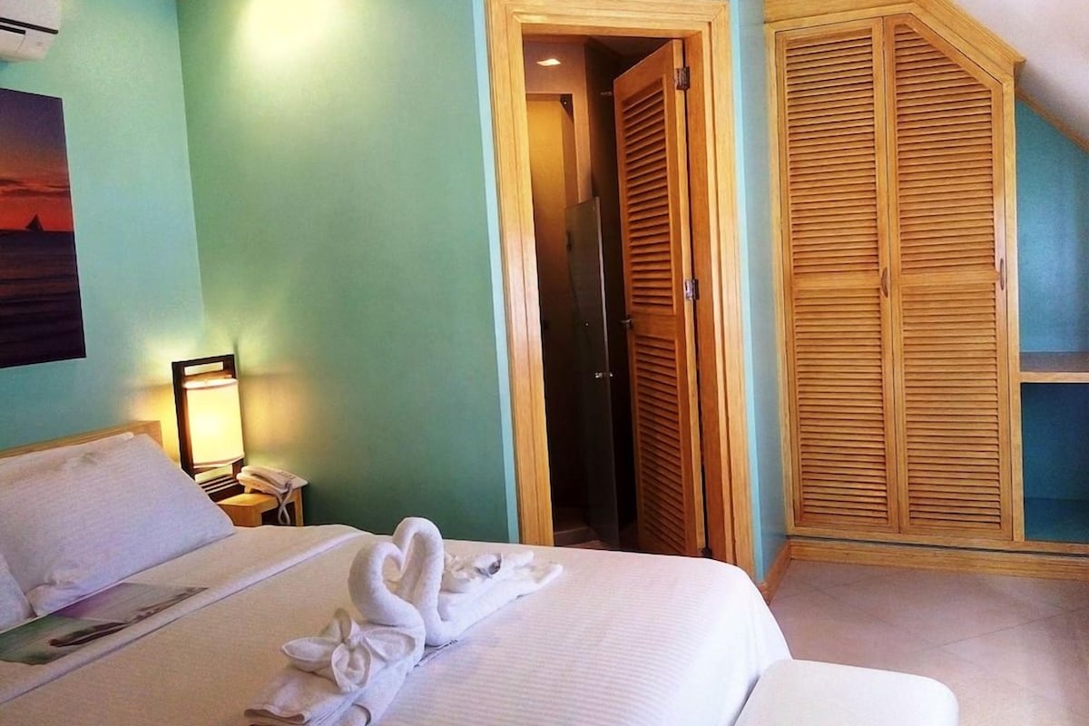 Seprai premium, minibar, brankas, dan meja kerja