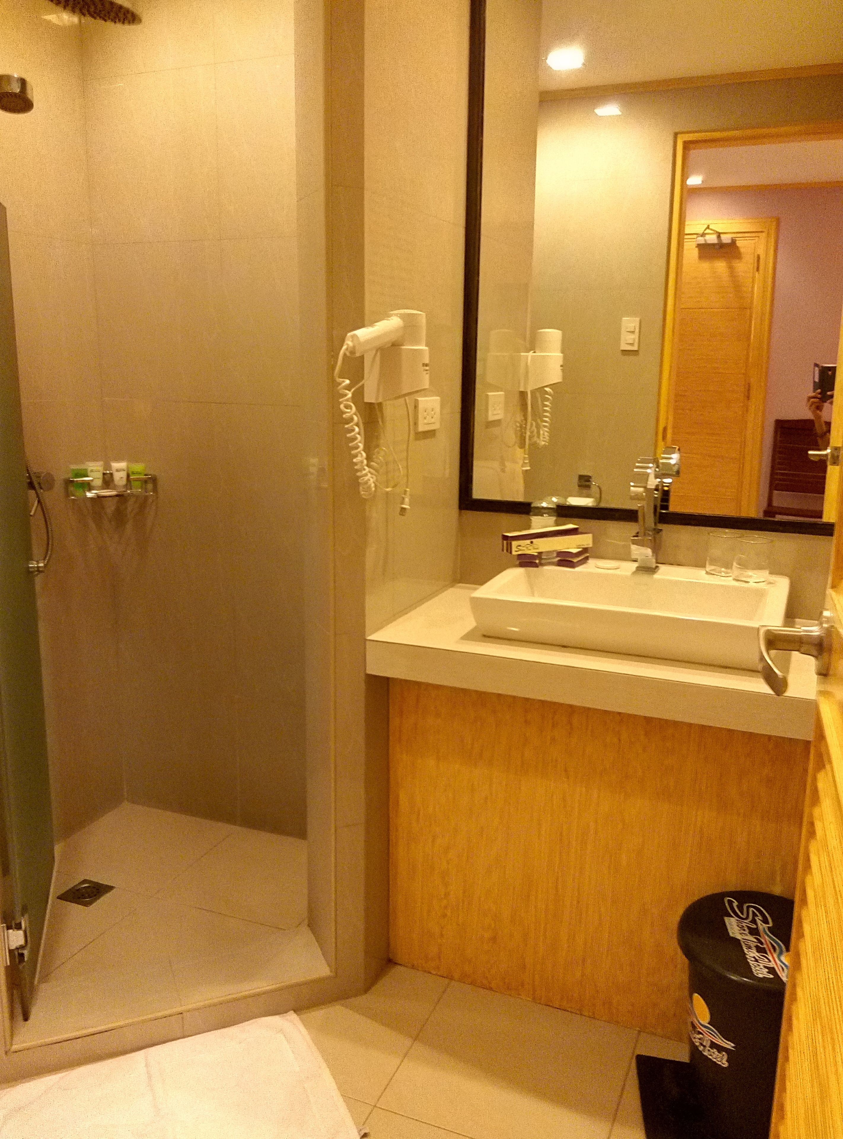 shower, rainfall showerhead, free toiletries, slippers