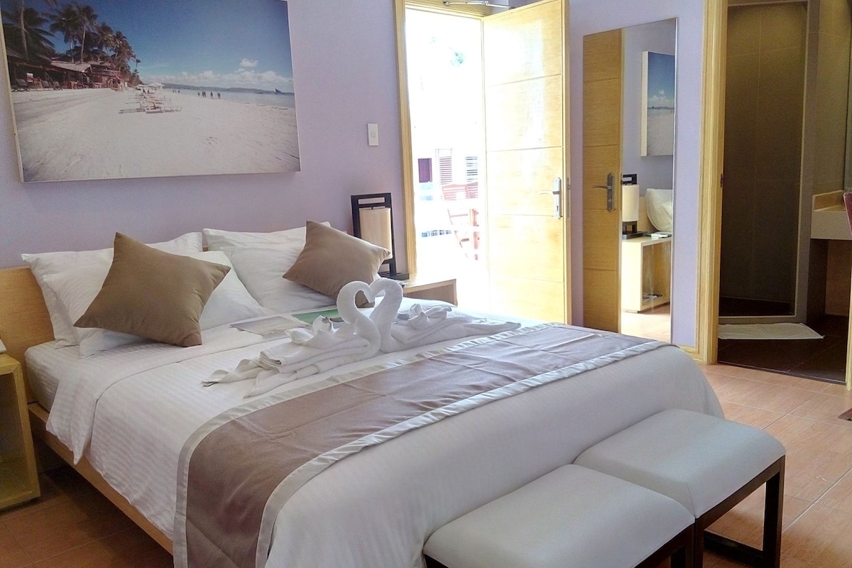 Seprai premium, minibar, brankas, dan meja kerja