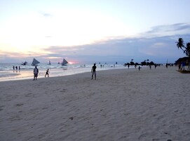 Ubicación a pie de playa, arena blanca, tumbonas y sombrillas