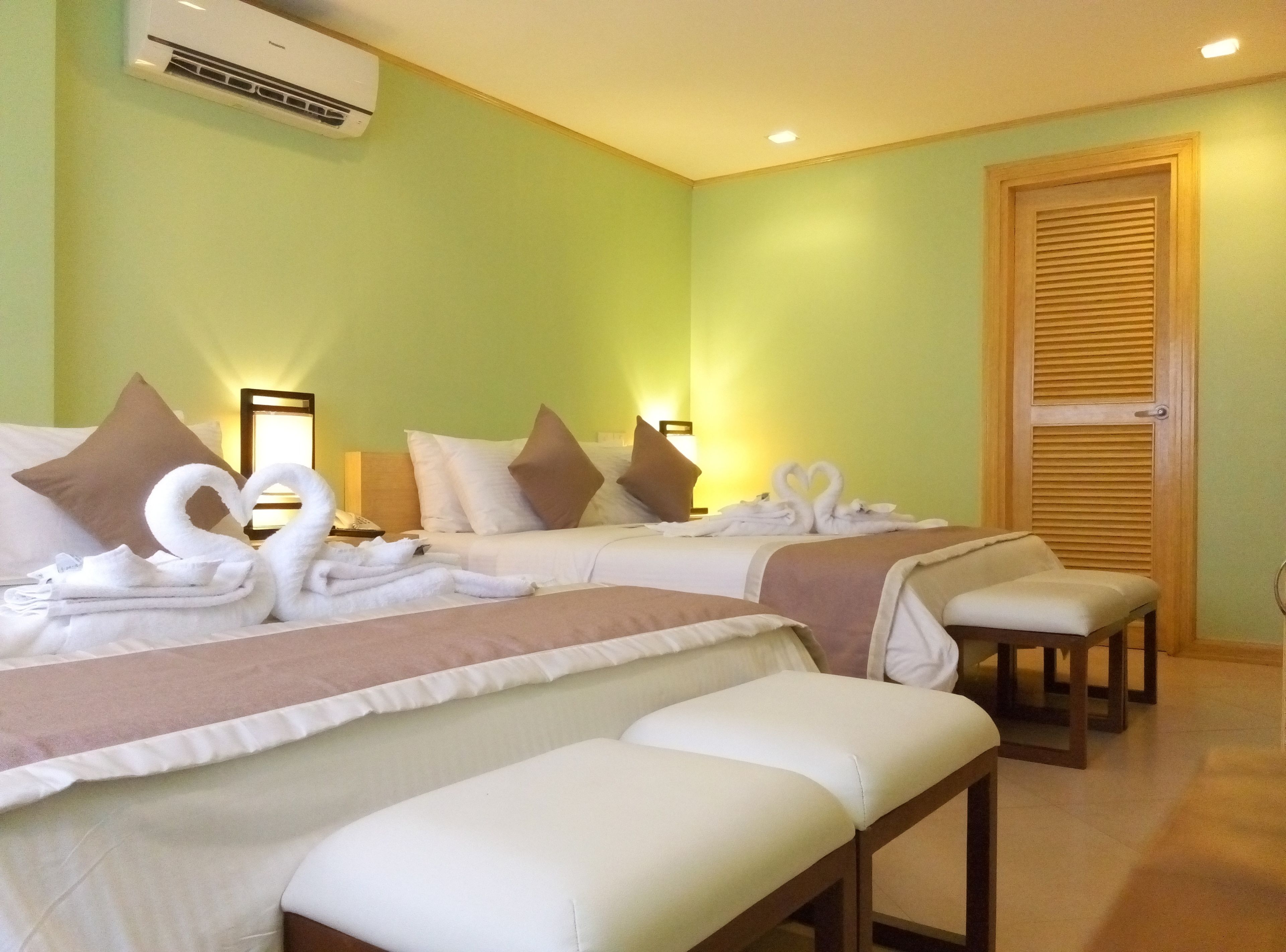 family room | 1 bedroom, premium bedding, minibar, in-room safe