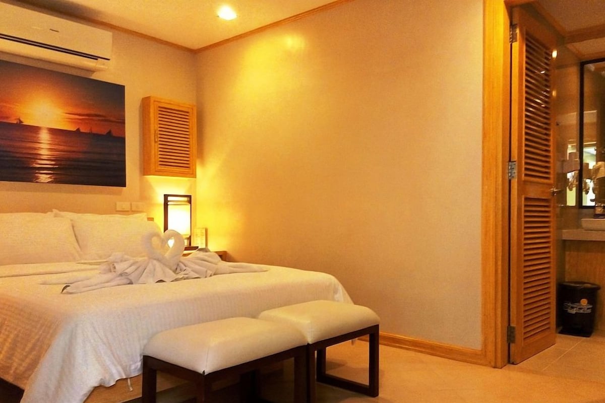 Seprai premium, minibar, brankas, dan meja kerja