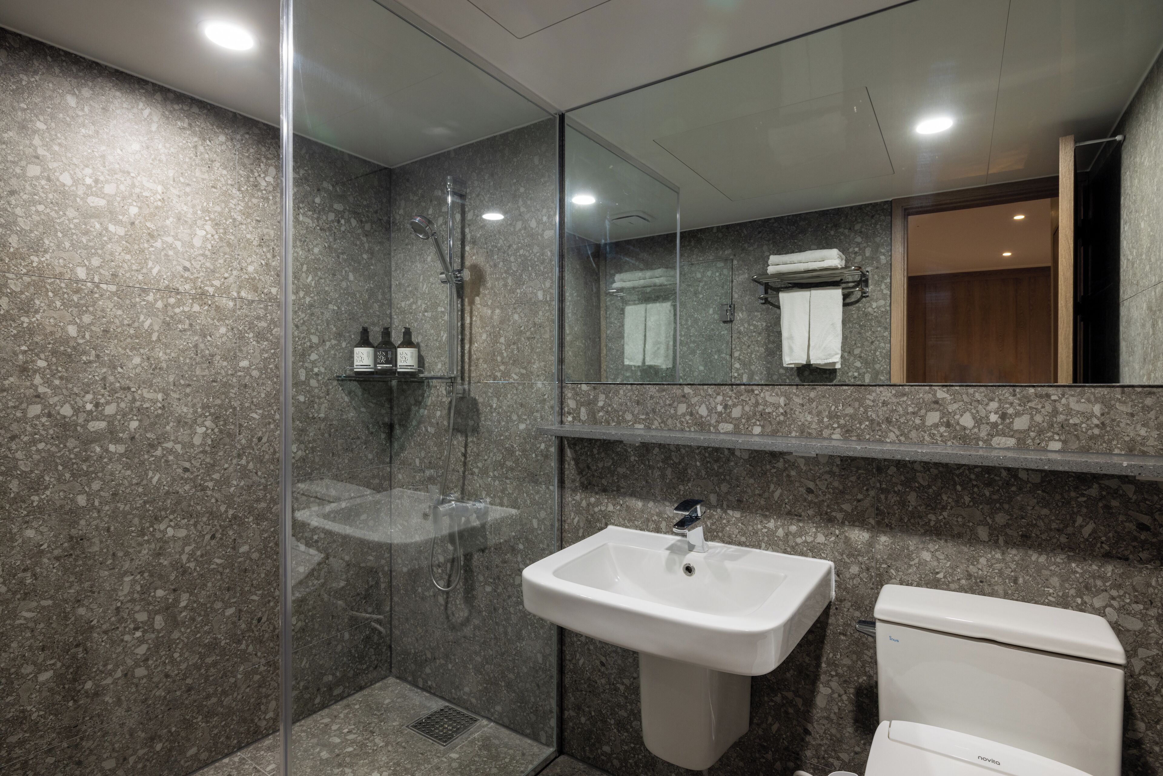 kenshington deluxe (bed type randomly assigned) | bathroom | shower, free toiletries, hair dryer, slippers