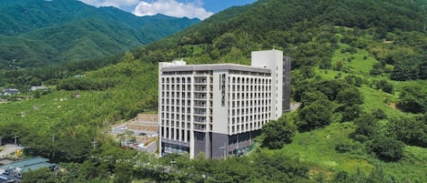 Vista frontal de la propiedad