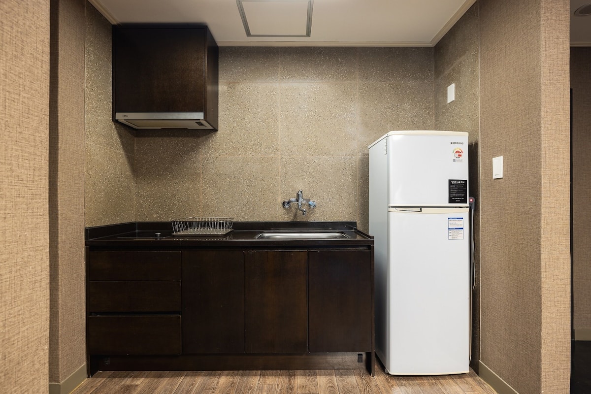 full-sized fridge, microwave, electric kettle, cookware/dishes/utensils