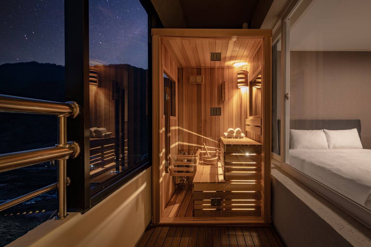 deluxe sauna (no cooking) | 1 bedroom, blackout curtains, soundproofing, free wifi