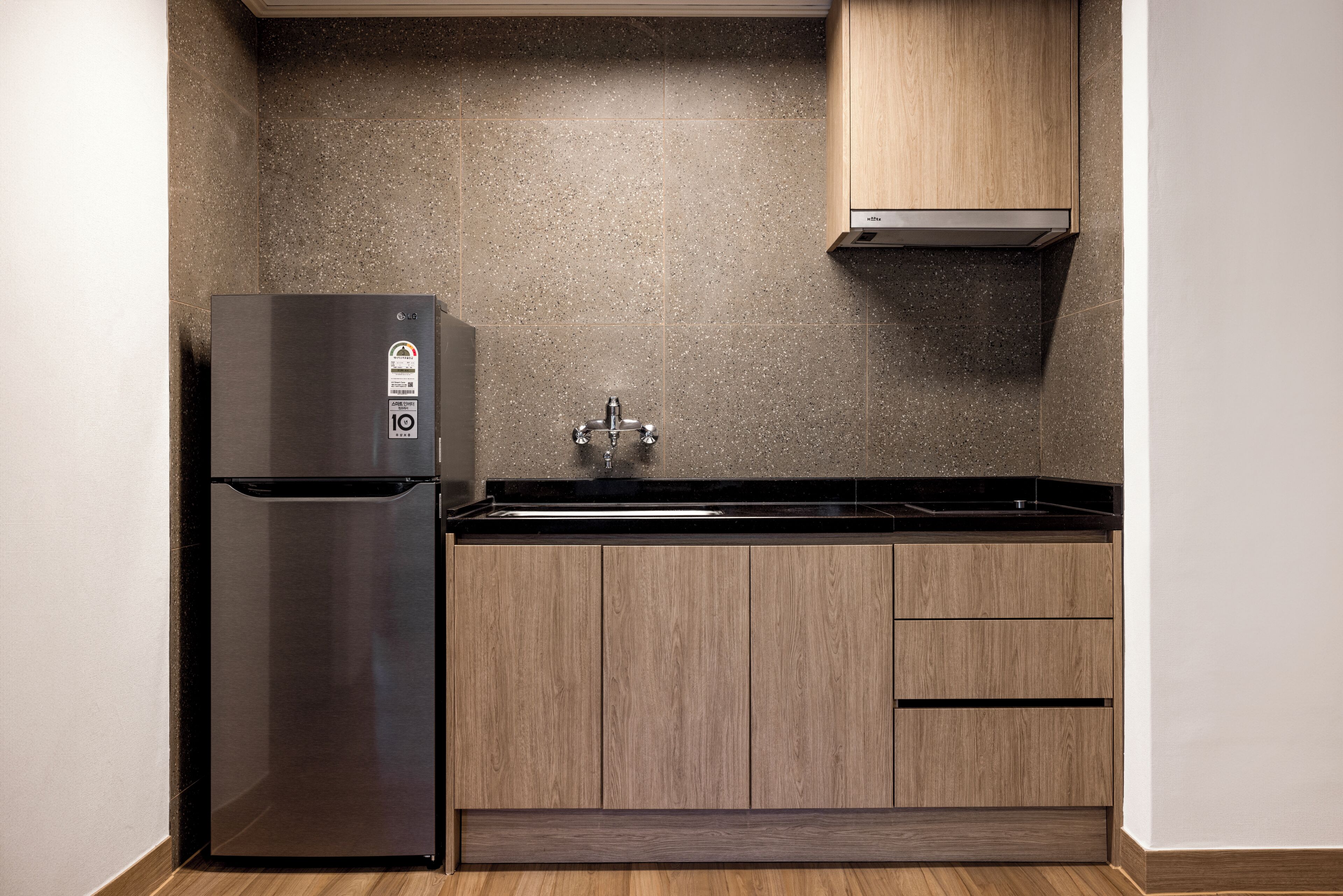 kenshington deluxe (bed type randomly assigned) | private kitchen | full-sized fridge, microwave, electric kettle, cookware/dishes/utensils