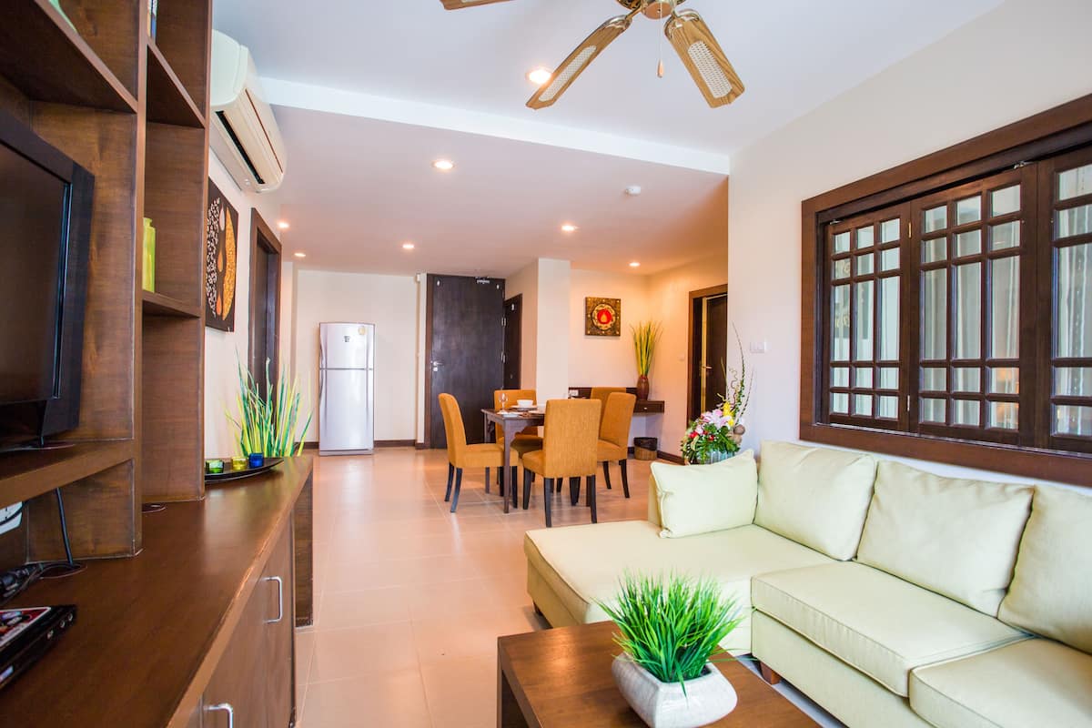 Apartment, 2 Bedrooms | Ruang tamu | 32 inci televisyen LCD dengan kabel, TV, pemain DVD