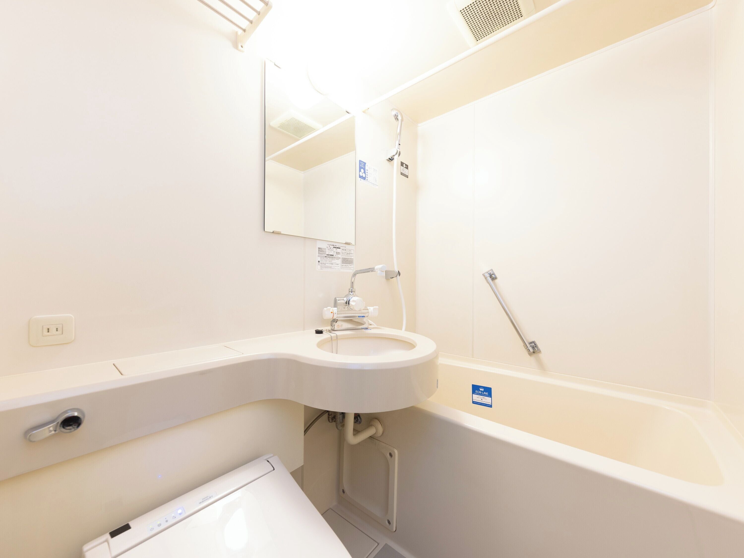 combined shower/bathtub, deep-soaking bathtub, free toiletries