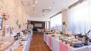 Un buffet proposant une variété de plats, avec un mur de briques en arrière-plan.