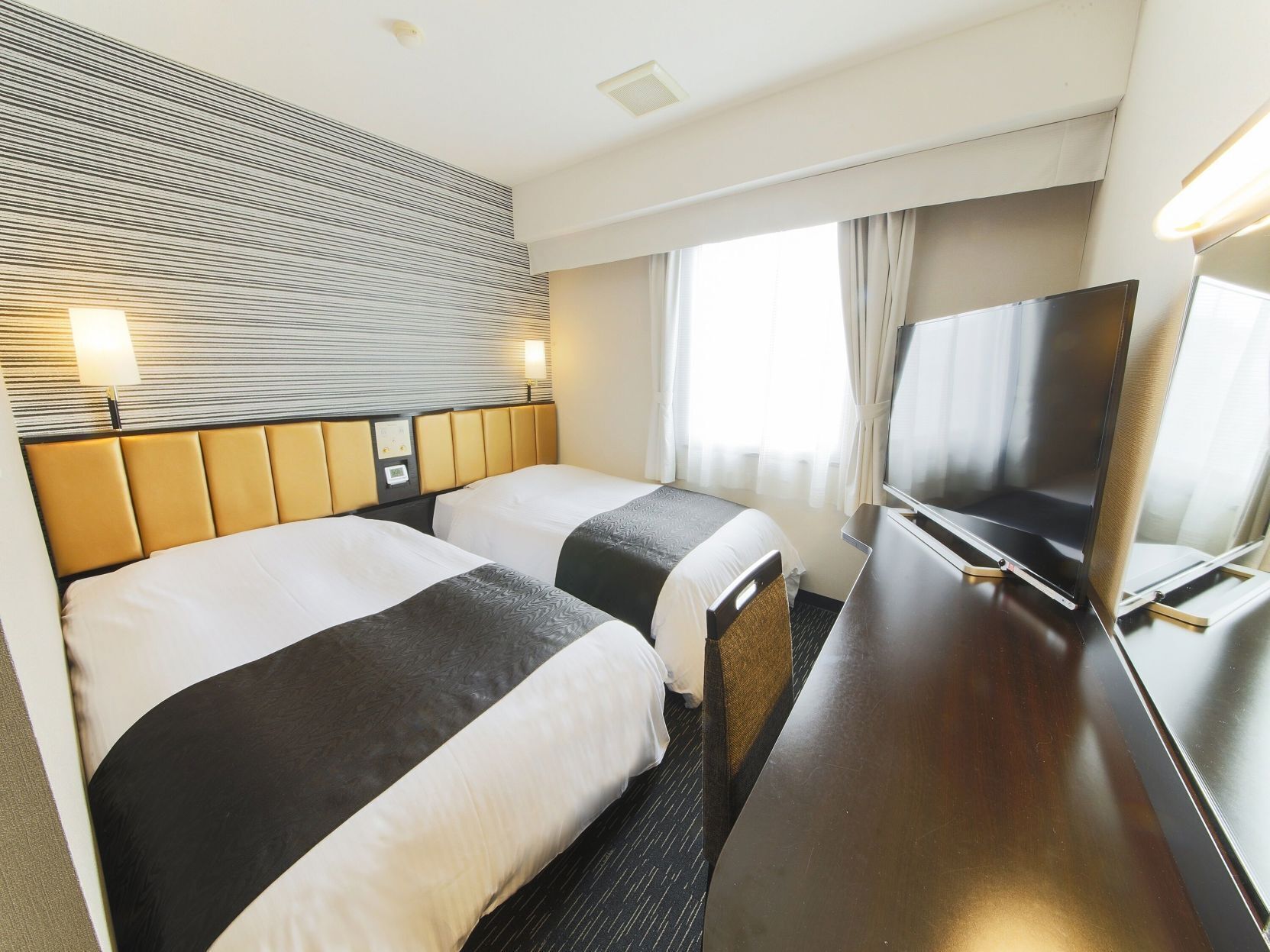 Escritorio, cortinas blackout, wifi gratis y ropa de cama 