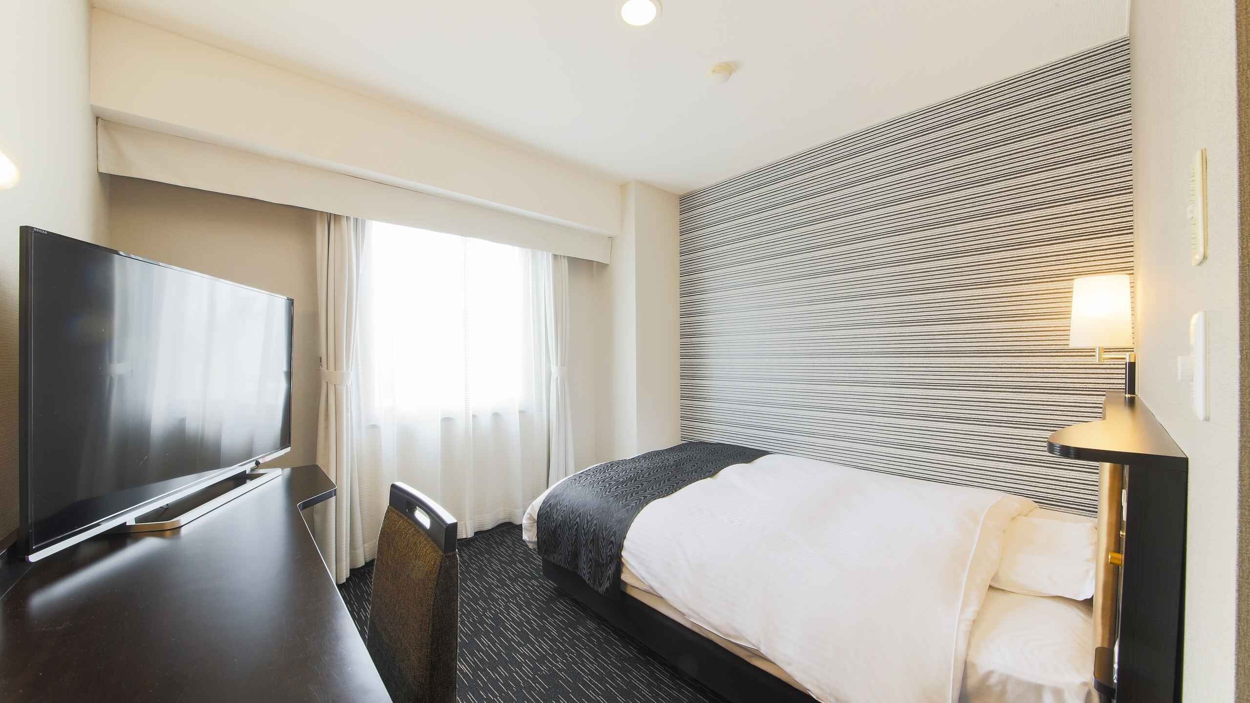 Escritorio, cortinas blackout, wifi gratis y ropa de cama 