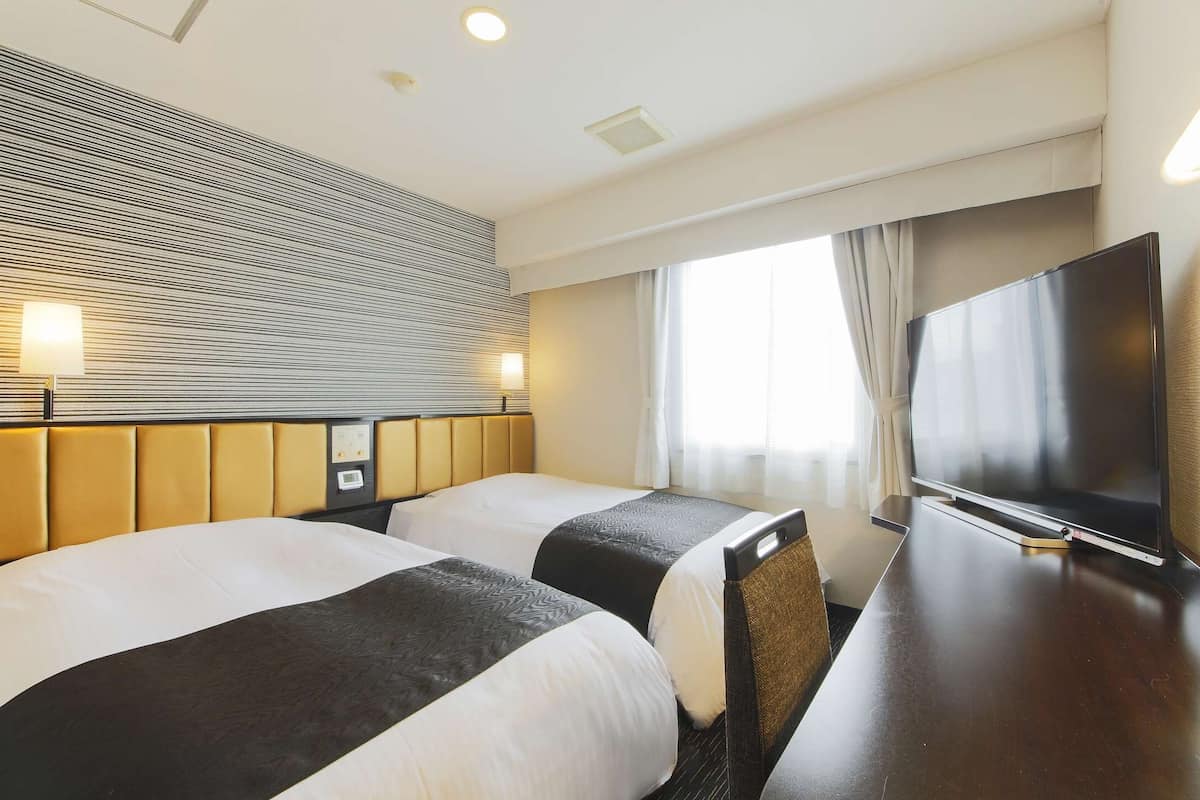 Escritorio, cortinas blackout, wifi gratis y ropa de cama