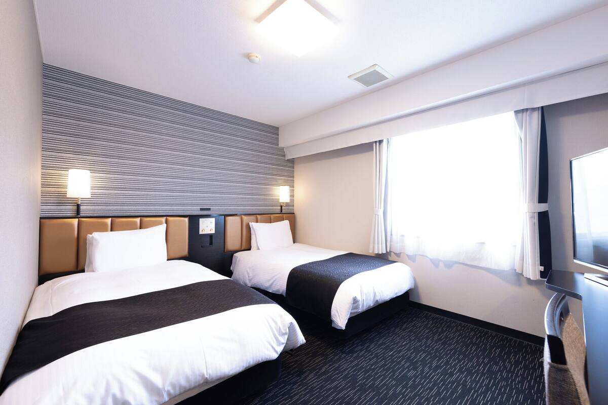 desk, blackout curtains, free wifi, bed sheets