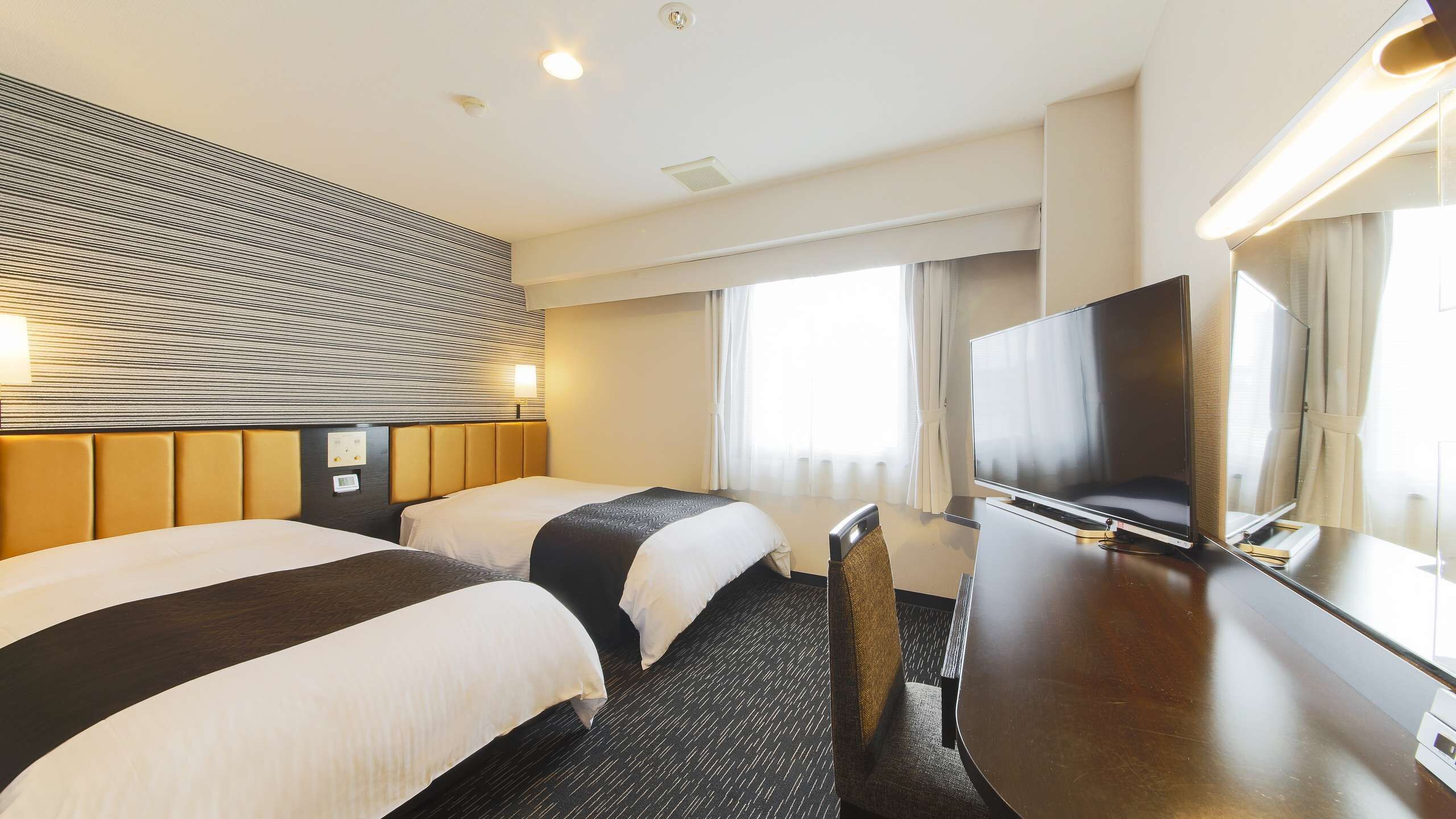 Escritorio, cortinas blackout, wifi gratis y ropa de cama 