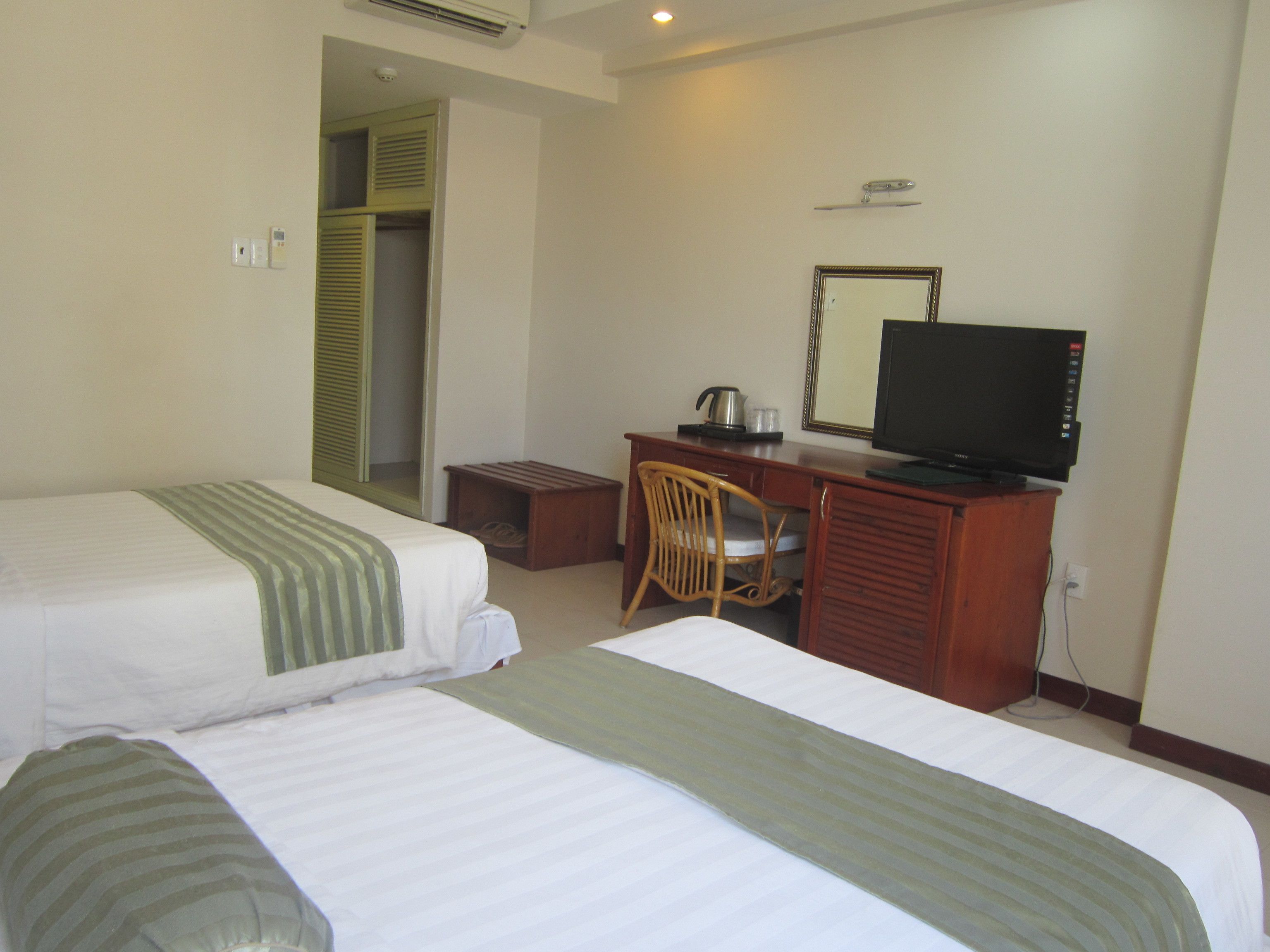 Minibar, két bảo mật tại phòng, bàn 