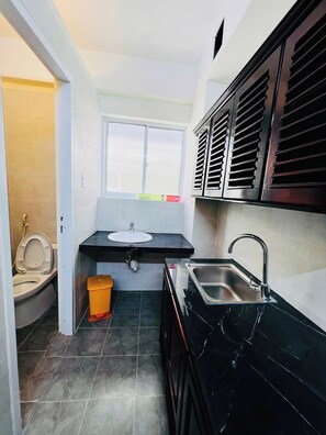 Appartement Confort, 2 chambres, vue ville | Salle de bain | Articles de toilette gratuits, sèche-cheveux, chaussons, bidet