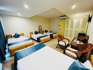 Chambre Familiale, vue ville | Salle de séjour | Télévision à écran plat de 32 pouces avec chaînes par câble, télévision