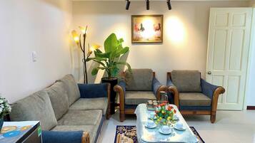 The Coast Suite | Living area | 32-inch flat-screen TV with cable channels, TV