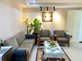 The Coast Suite | Living area | 32-inch flat-screen TV with cable channels, TV