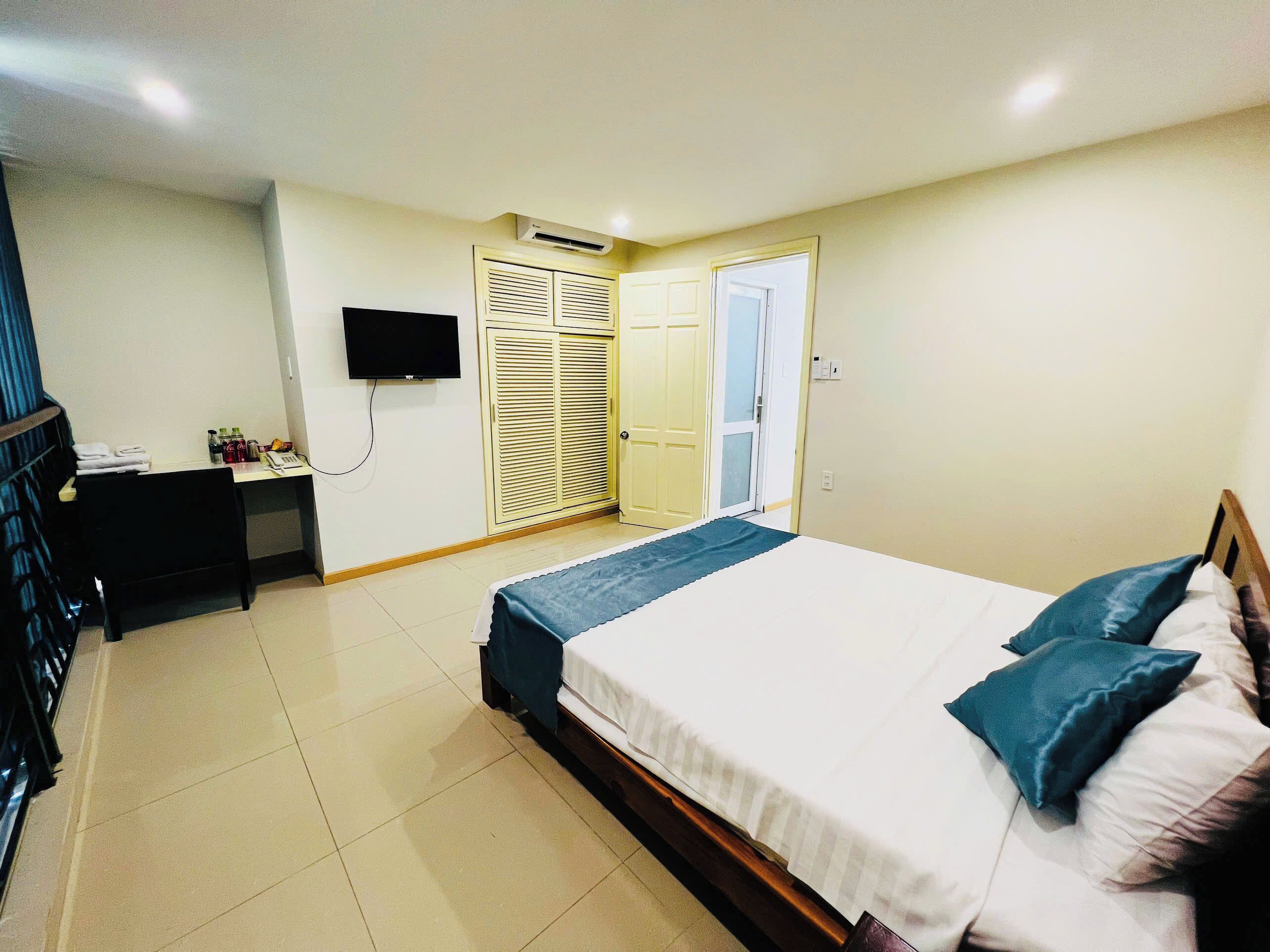 Camera familiare, vista città | Minibar, una cassaforte in camera, una scrivania, postazione laptop