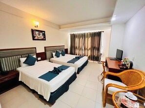 Chambre Triple Deluxe, vue mer | Minibar, coffres-forts dans les chambres, bureau