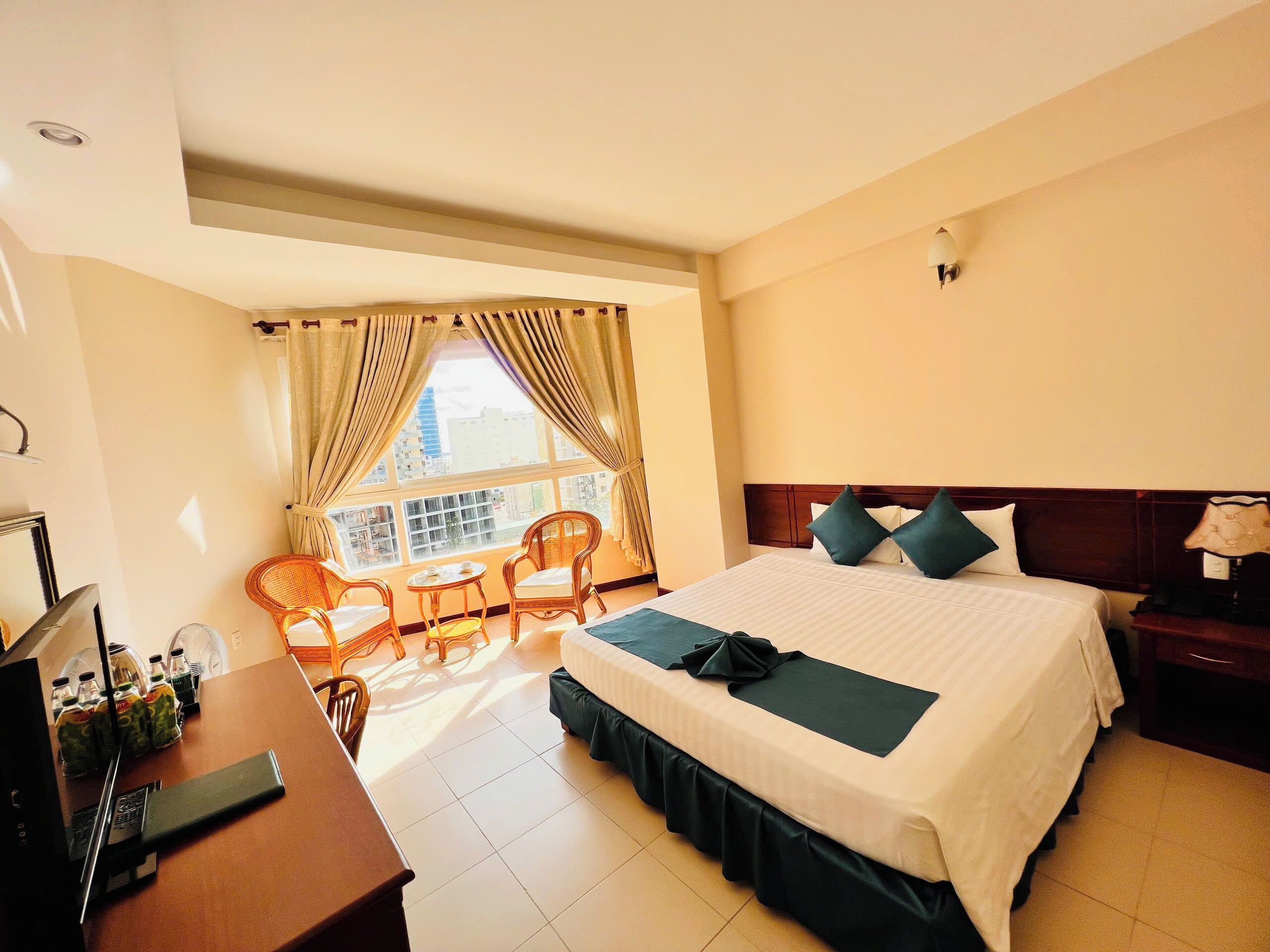 Camera Deluxe con letto matrimoniale o 2 letti singoli, vista città | Minibar, una cassaforte in camera, una scrivania, postazione laptop