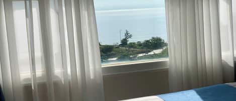 Chambre Triple Deluxe, vue mer | Minibar, coffres-forts dans les chambres, bureau