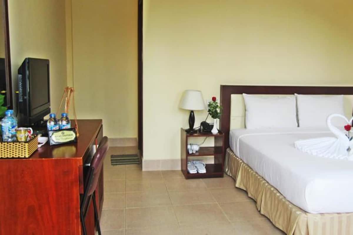Minibar, desk, free WiFi