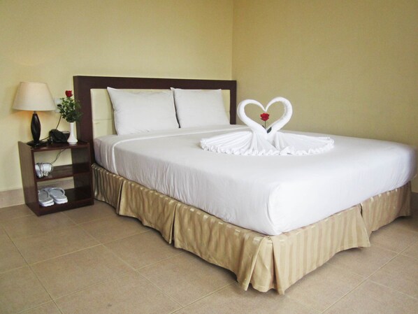 Minibar, desk, free WiFi