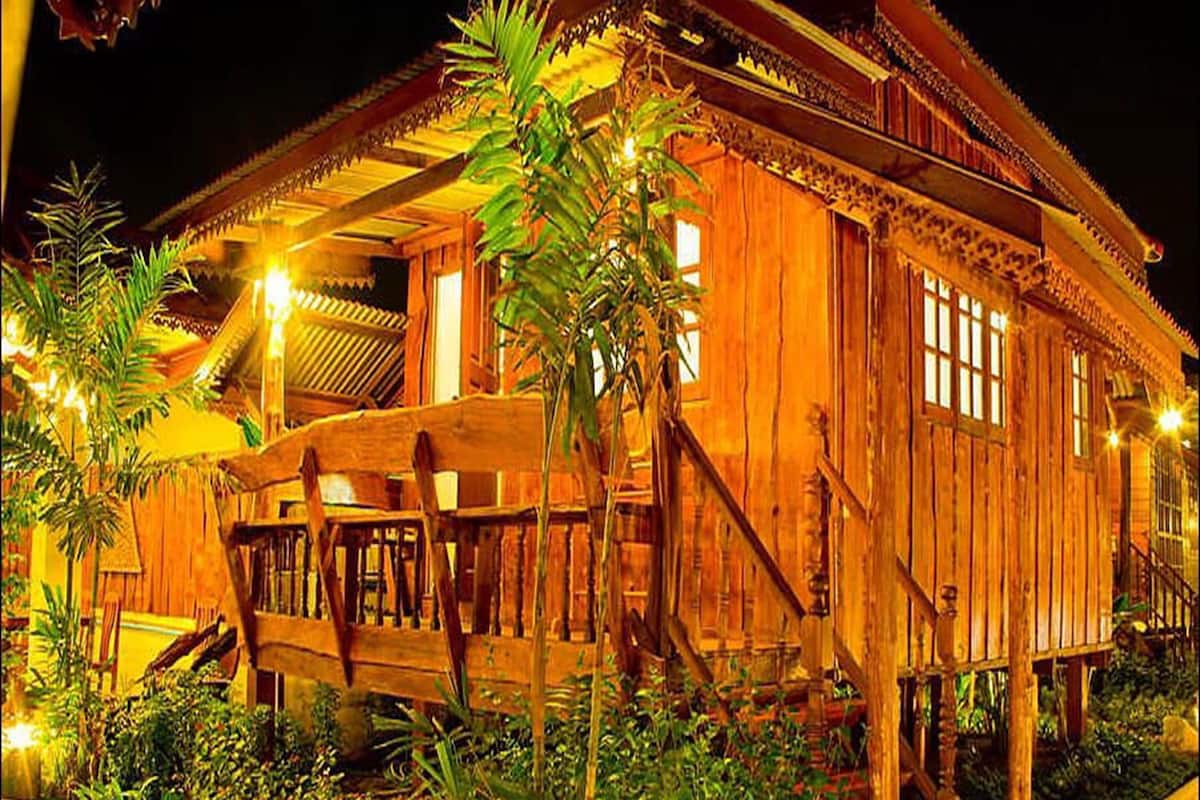 Traditional Villa | Meja, langsir/tirai gelap terus, katil lipat simpan/tambahan