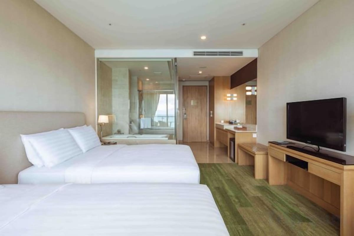 Premium bedding, minibar, in-room safe, blackout drapes