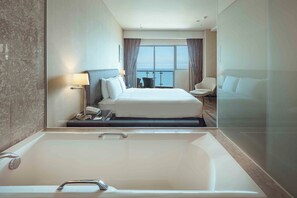 Deluxe-Doppelzimmer | Hochwertige Bettwaren, Minibar, Zimmersafe, Verdunkelungsvorhänge