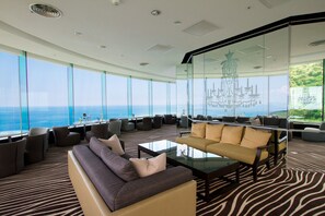 2 restaurants, breakfast, lunch, dinner served; international cuisine - H Resort (Fangshan)