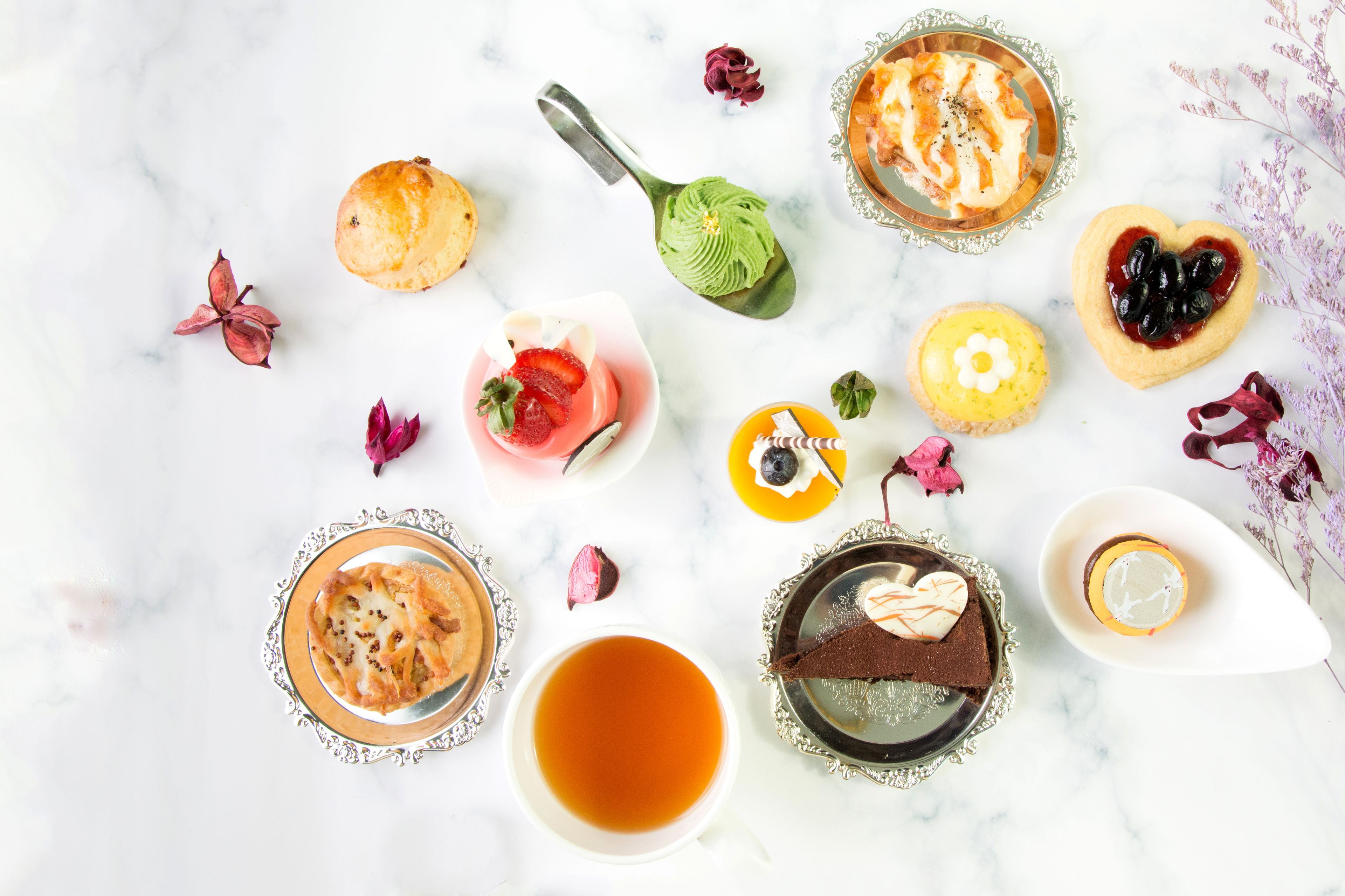 2 restaurants, breakfast, lunch, dinner served; international cuisine