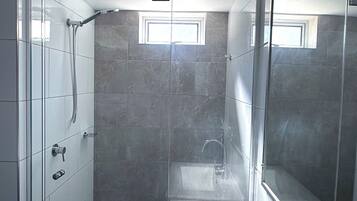 Chuveiro, produtos de toalete grátis, secador de cabelo