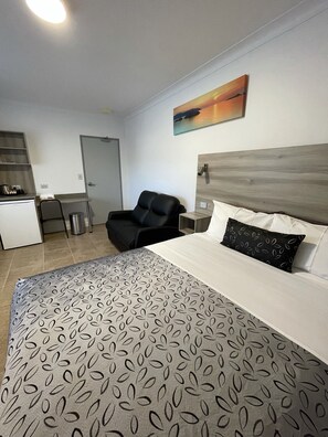 Superior Room, 1 Queen Bed, Non Smoking, Ensuite | Premium bedding, desk, laptop workspace, blackout drapes - Childers Oasis Motel (Childers)