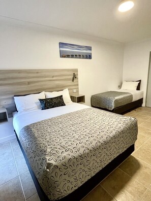 Superior Twin Room, Non Smoking, Ensuite | Premium bedding, desk, laptop workspace, blackout drapes - Childers Oasis Motel (Childers)