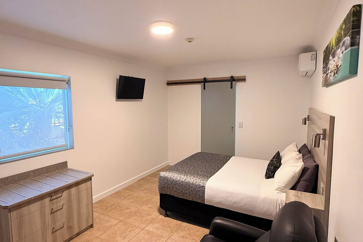 superior room, 1 queen bed, non smoking, ensuite | premium bedding, desk, laptop workspace, blackout curtains