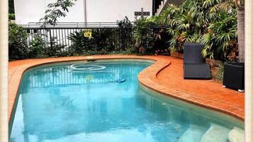 Piscina externa, funciona das 7h às 19h, espreguiçadeiras