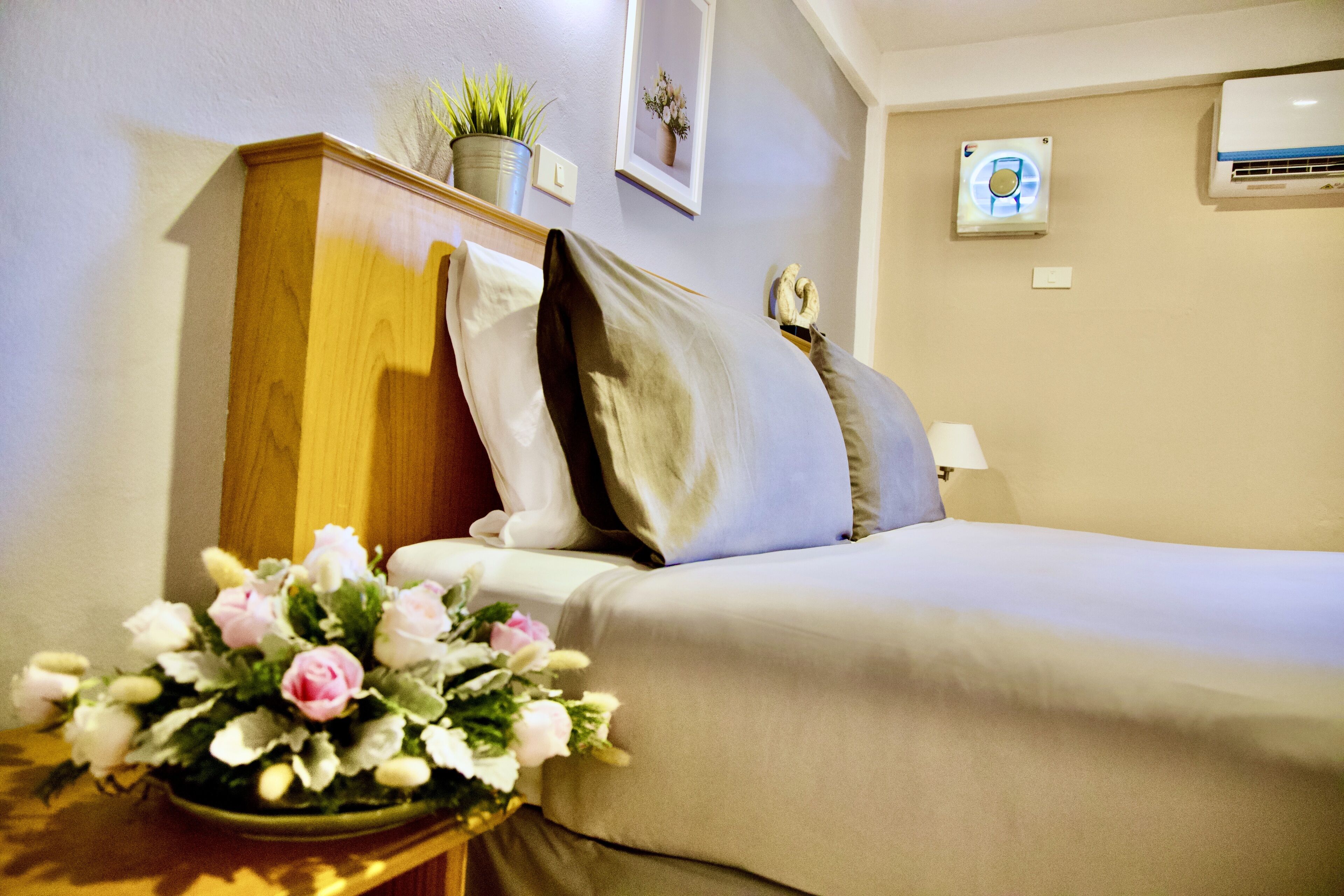 standard double room, 1 queen bed | free wifi, bed sheets