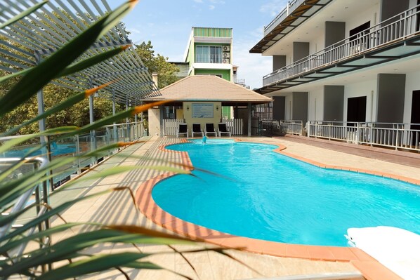 Piscine extérieure, chaises longues