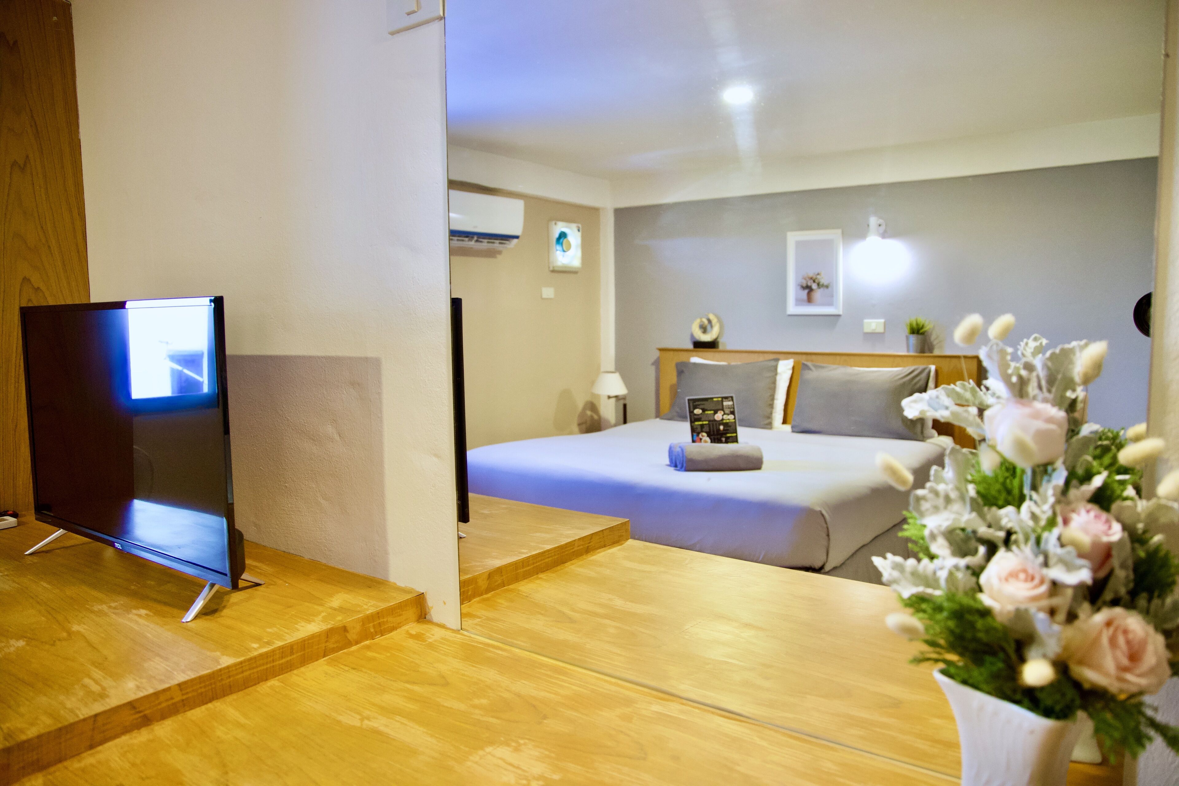standard double room, 1 queen bed | free wifi, bed sheets