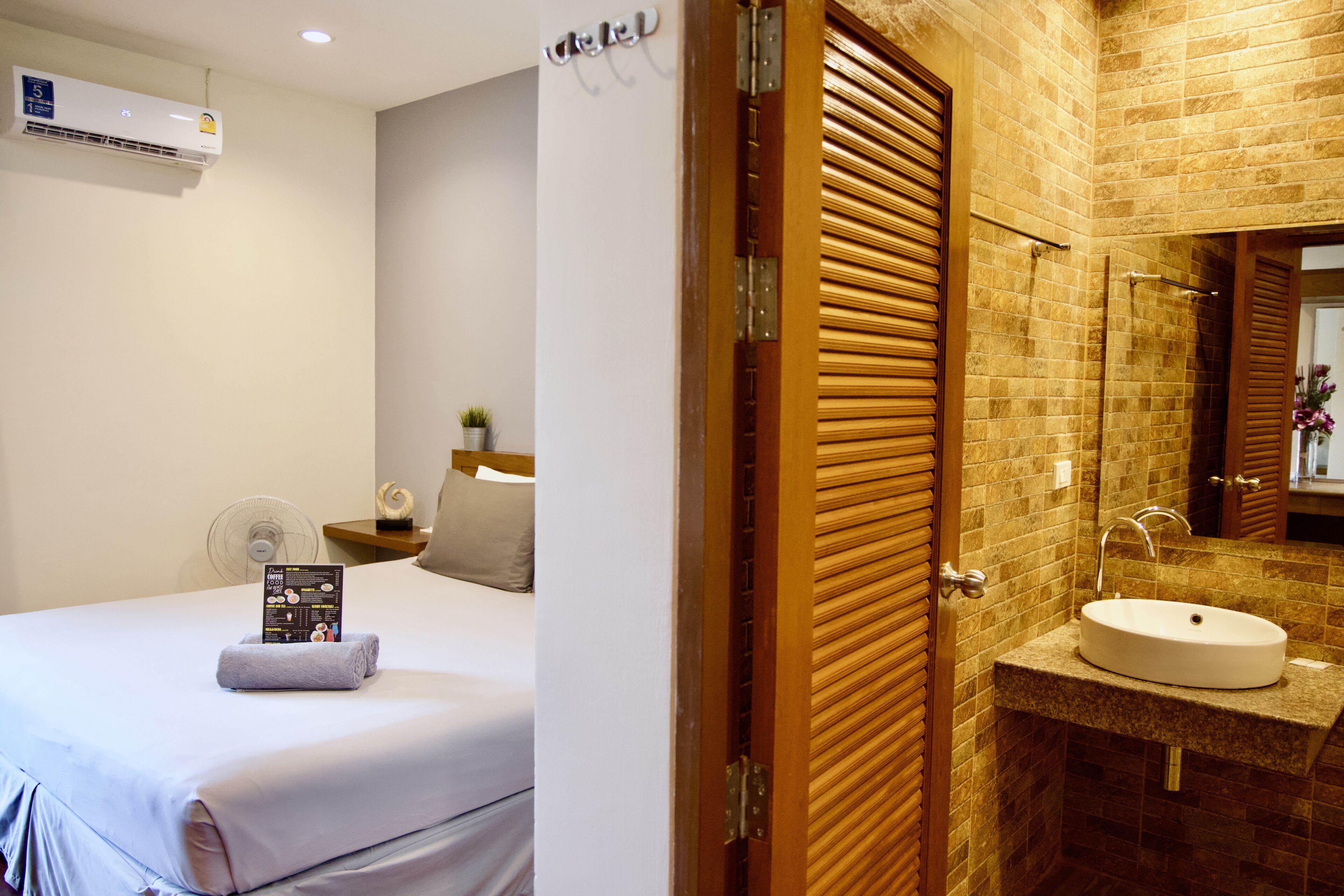 superior double room, pool access | free wifi, bed sheets