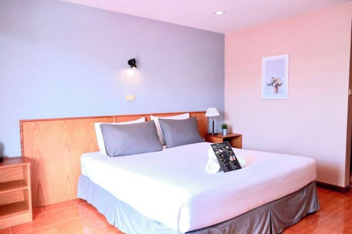 WiFi (free), bed sheets
