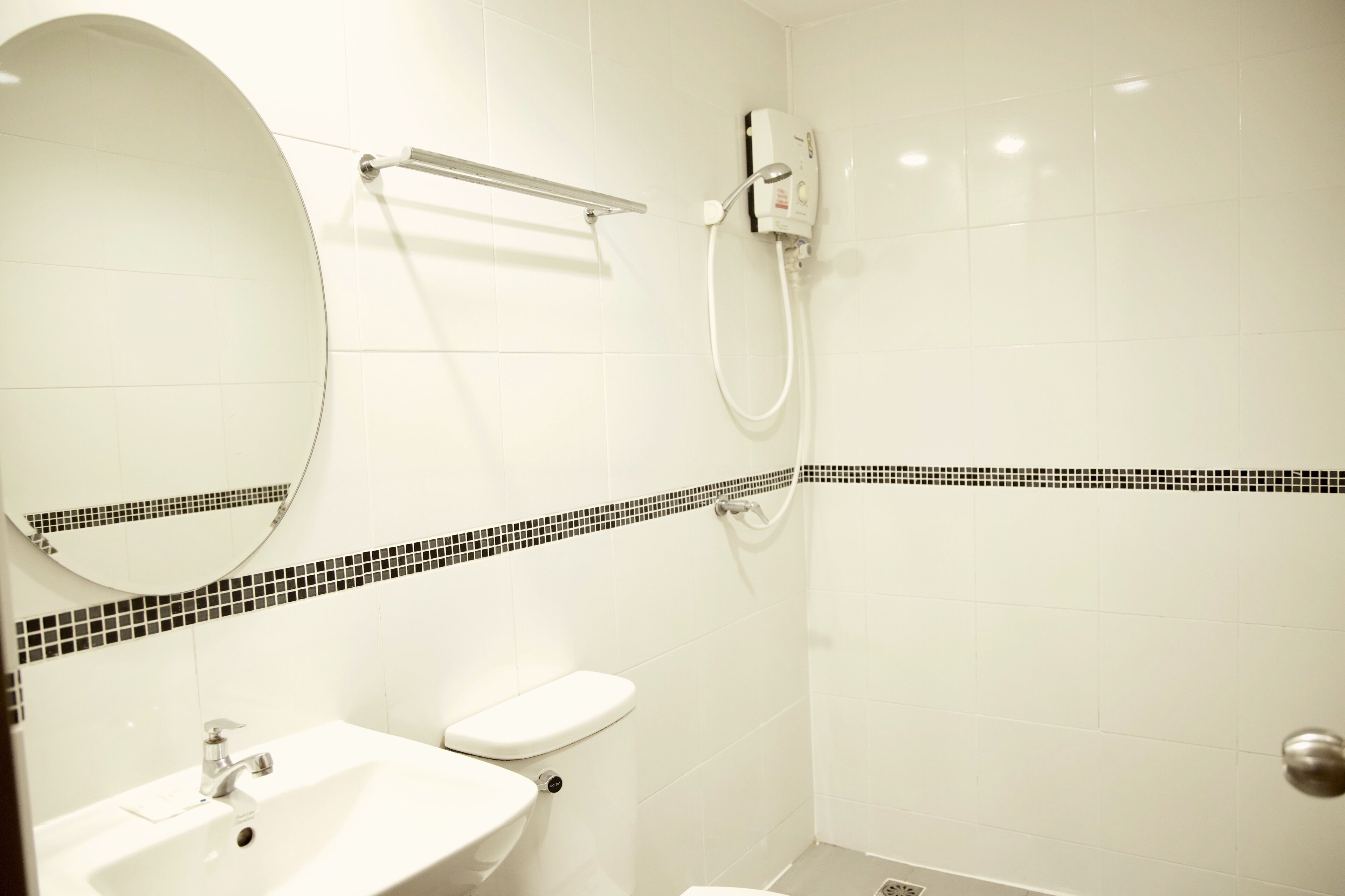 Een badkamer met een wastafel, toilet en douche.