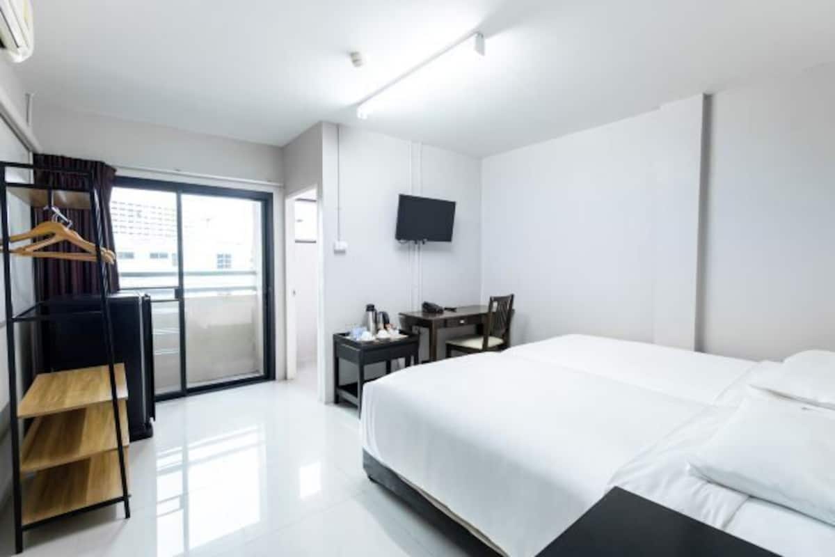 Desk, blackout drapes, free WiFi, bed sheets