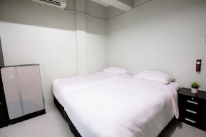 Studio (Double) | Desk, blackout drapes, free WiFi, bed sheets